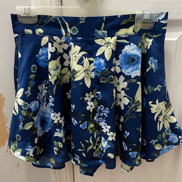 Shirt/skirt - Picture 3 of 3